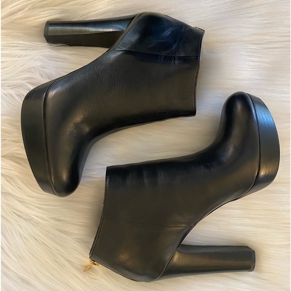 MICHAEL KORS • “LESLY” • Genuine Leather Booties in Black • Size 8 - Picture 1 of 9